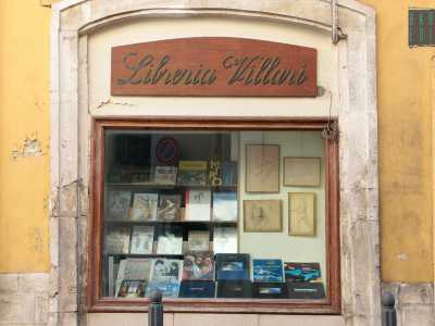 Qui ha sede una piccola libreria che come raccontato in un altro articolo �resiste� dal 1979 proponendo un catalogo meno �commerciale� rispetto alle grandi librerie presenti in citt�